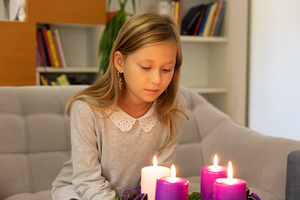 Eingeführt wurde der erste Adventkranz im 19. Jahrhundert von Heinrich Wichern als Kranz aus Tannenzweigen für Adventsandachten. Allerdings verwendete er noch 24 Kerzen. Der Adventkranz mit 4 Kerzen wurde nach dem 1. Weltkrieg üblich. Lichter zu entz