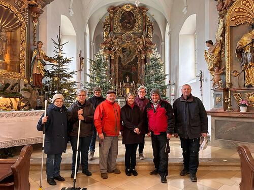 Die Kirche in Gnadendorf wurde für das Weihnachtsfest geschmückt.